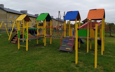 Zdjęcie do Odnowienie placu zabaw w Charzewie